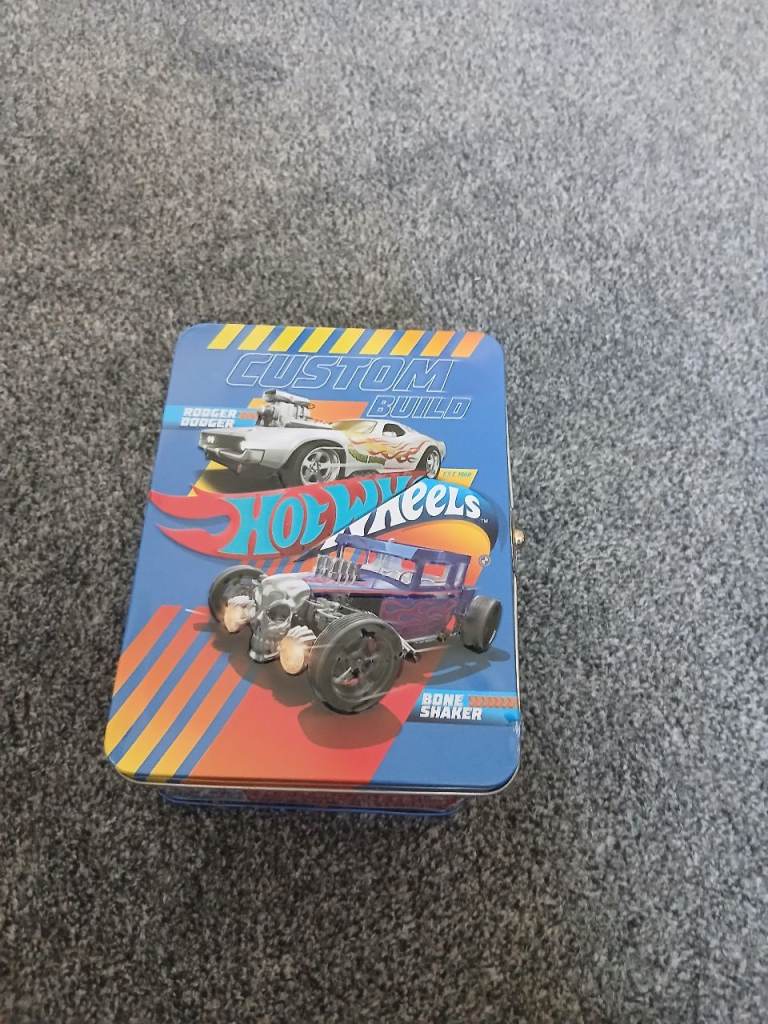 Hot Wheels Toy Bundle – Track Set, Carry Case & Cars