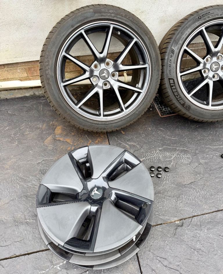 Tesla wheels and tyres 18 with caps 
