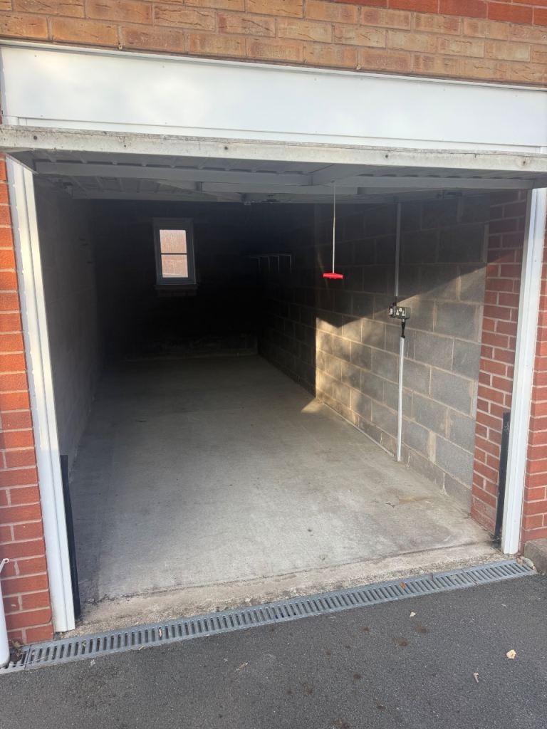 Garage to rent, with double plug socket. 