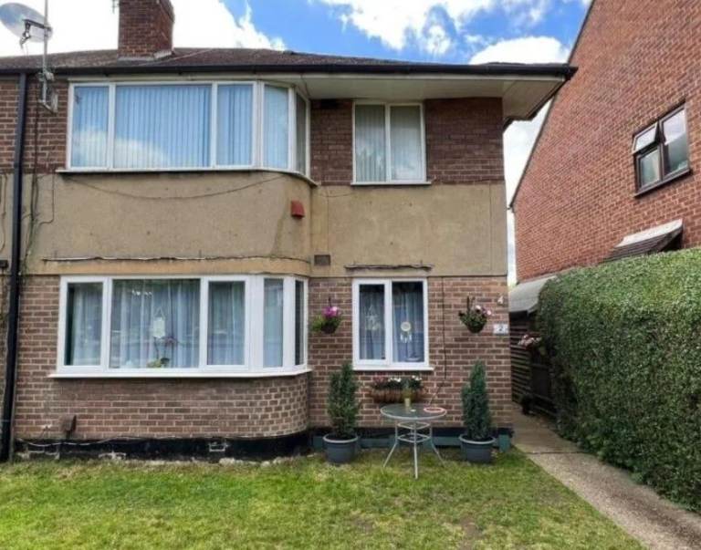 2 Bedroom Maisonette located near Slough Town Centre - 5 min walk