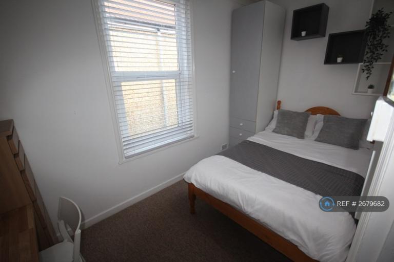 5 bedroom house in Telephone Road, Portsmouth, PO4 (5 bed) (#2679682)