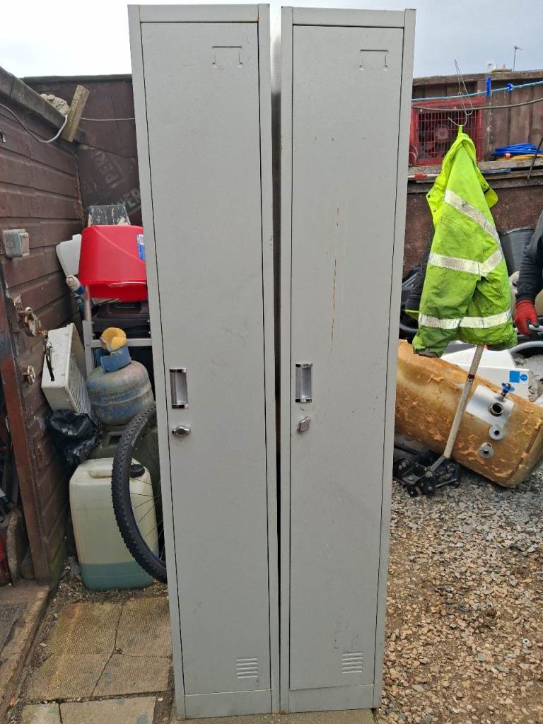 2 Metal lockers