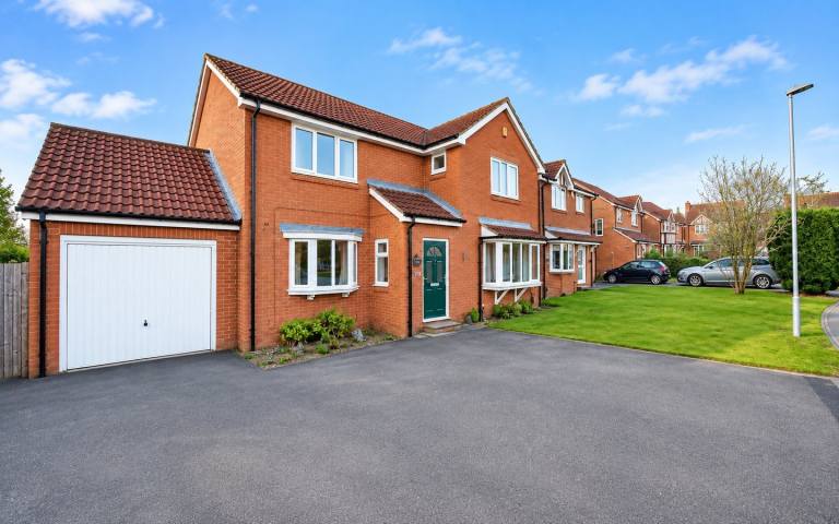 Four Bedroom Detached - 2 Bathrooms - North Leeds - New Kitchen - New Flooring - Available Now 