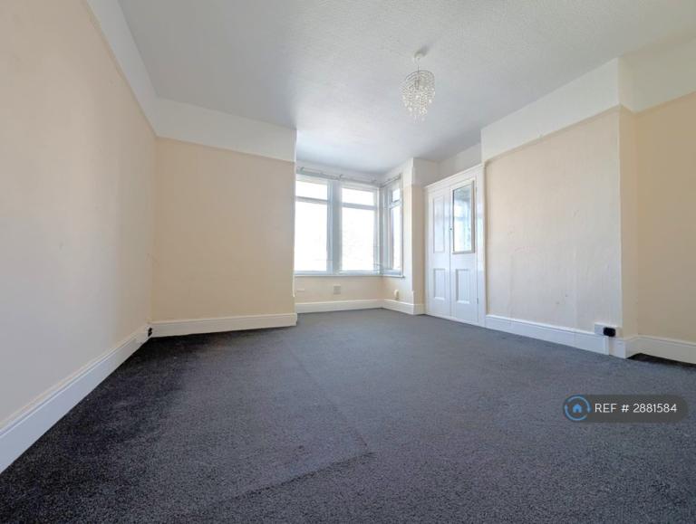1 bedroom flat in Rainham Road, Chatham, ME5 (1 bed) (#2881584)