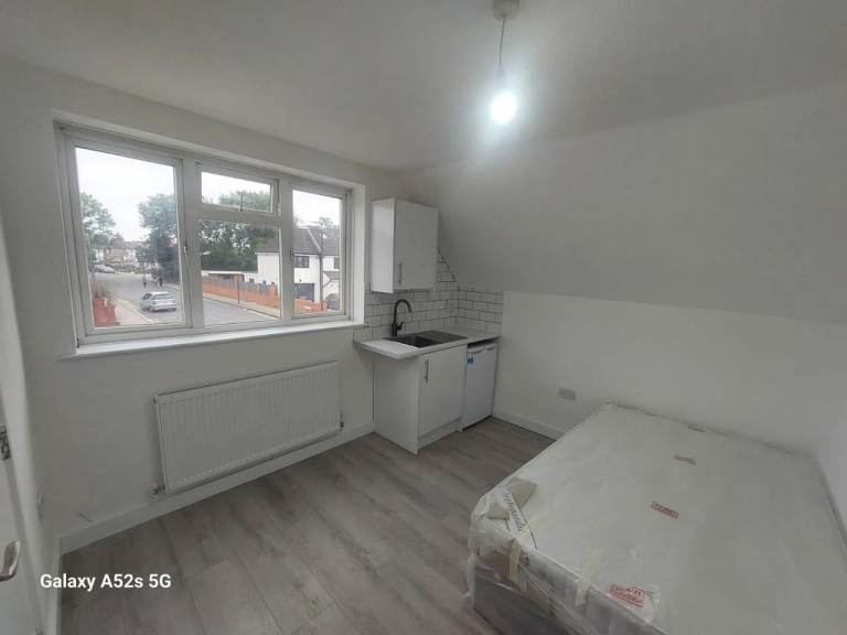 FULLY FURNISHED STUDIO FLAT TO RENT – EDGWARE HA8 – £1,180 PCM (Free Wi-Fi)