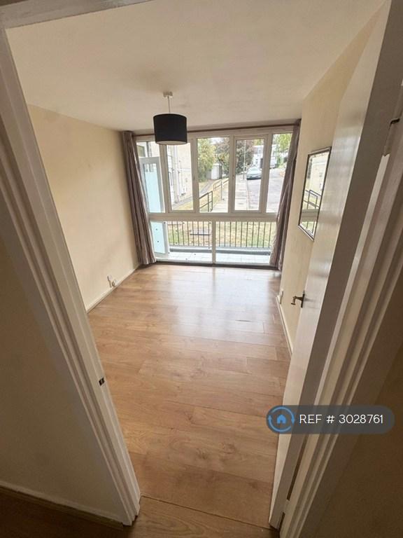 2 bedroom flat in Ashbourne Court, London, N12 (2 bed) (#3028761)
