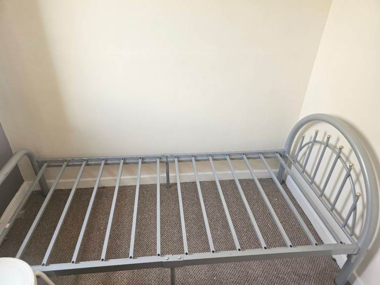 Singe metal bedframe 