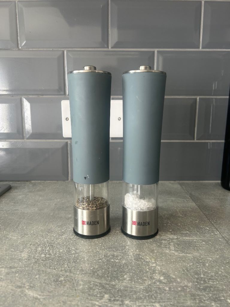 HASEN Electric Salt & Pepper Grinders – Grey, Good Condition