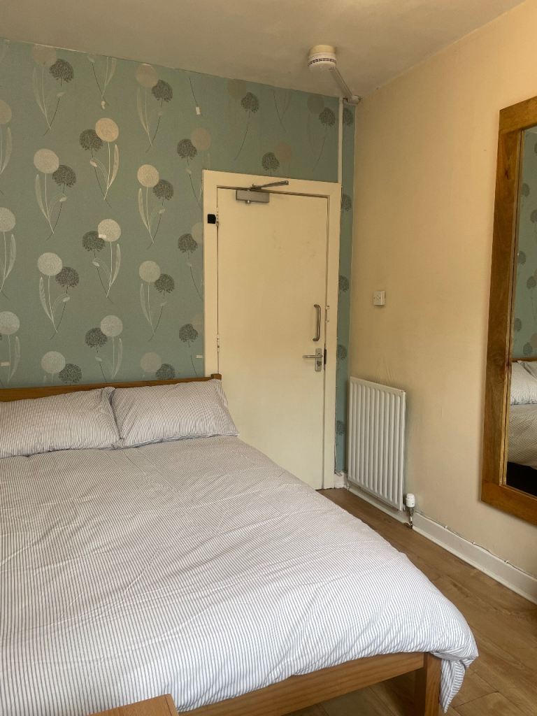 Double room in 3 bedroom - AB24 3