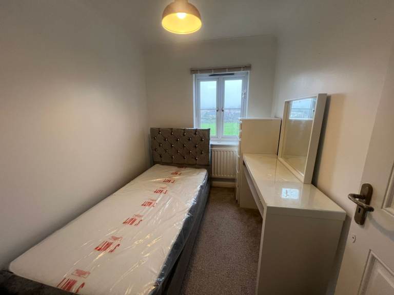 🏡 SHORT-LET • 4-Bed House • Paignton Close, Romford, RM3 8SF🏡