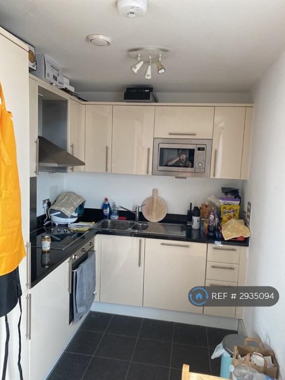1 bedroom flat in Wharfside Point South, London, E14 (1 bed) (#2935094)