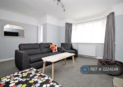 2 bedroom flat in Springfield Close, Stanmore, HA7 (2 bed) (#2224249)
