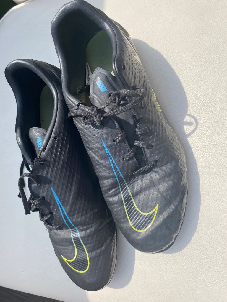 Footy boots x2 size 6