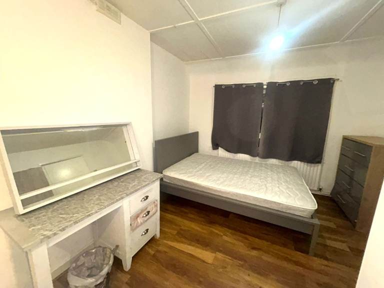 Studio available to rent. DSS Working prof couple/single. East Acton W12. £1350 pm Bills