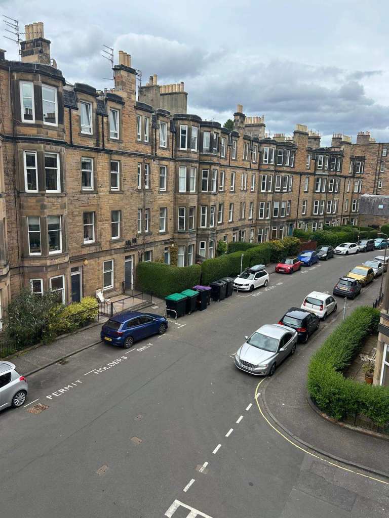 Morningside . NO DEPOSIT-  3 big double bedroom flat with HMO Licence and NO Deposit