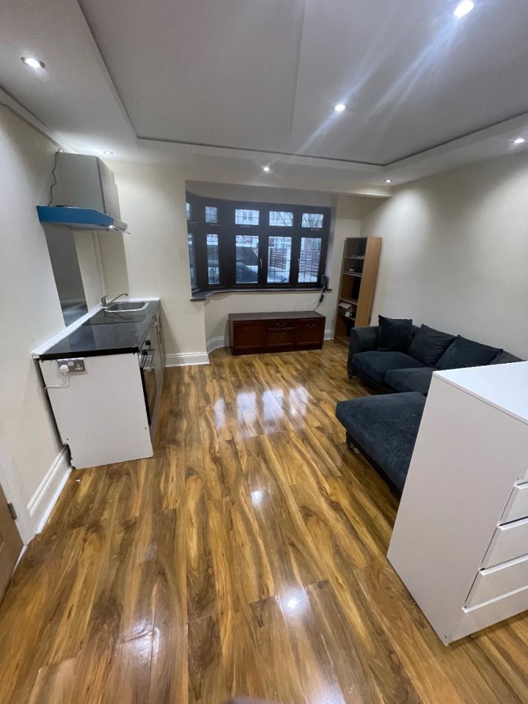Large Studio apartment to let in SL3 