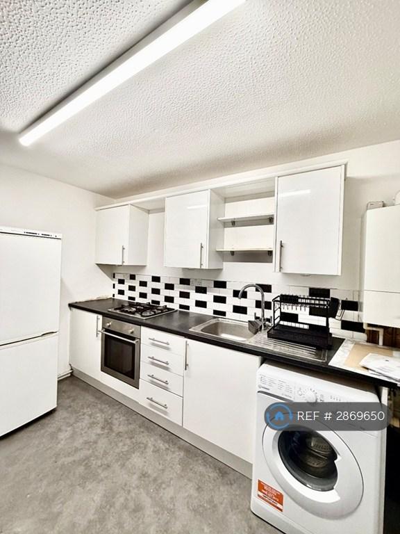 2 bedroom flat in Tash Place, London, N11 (2 bed) (#2869650)