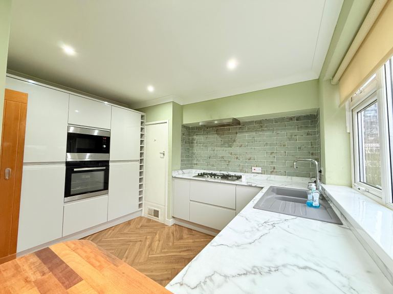 **Large 2 Bedroom Apartment** Newly Re-furbished** - With Parking **Edgbaston**