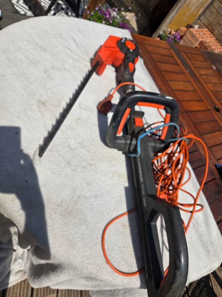 Telescopic hedge cutter