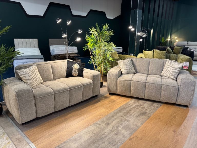 2&2 seaters stunning design showroom suite for £999