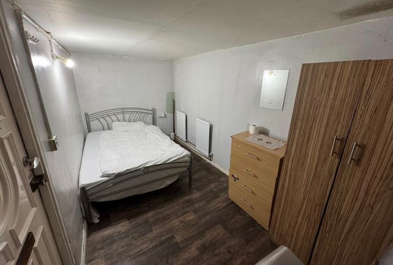 Semi Double Room Available near East Ham Station