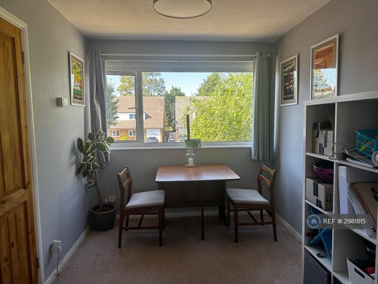 2 bedroom flat in Hazelbank Court, Chertsey, KT16 (2 bed) (#2981815)