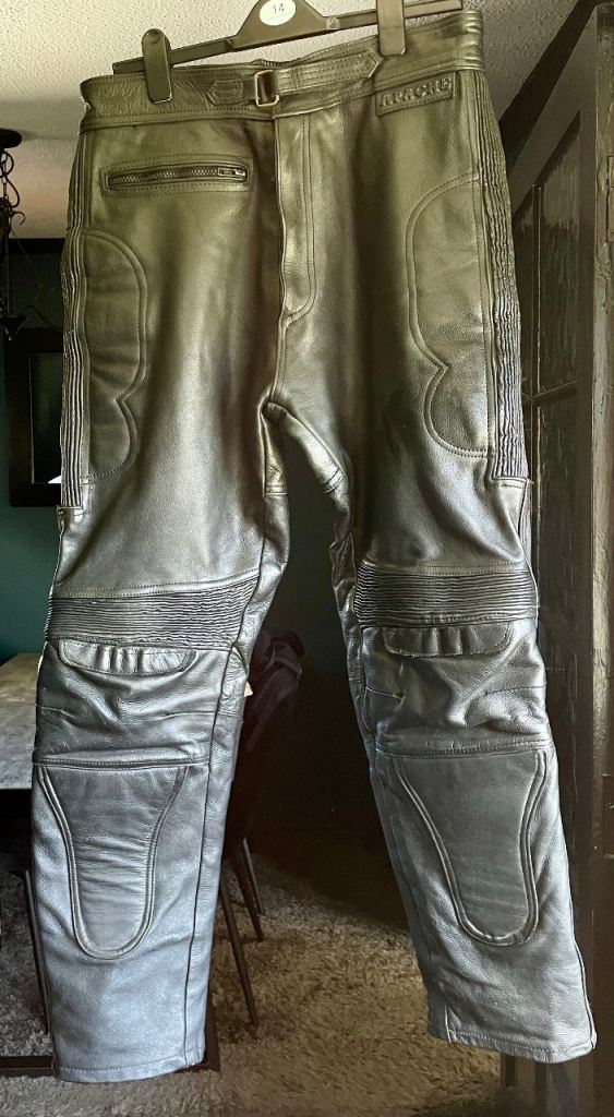 Apache Leather motorcycle trousers in used condition zips and velcro good size is 34/36 waist