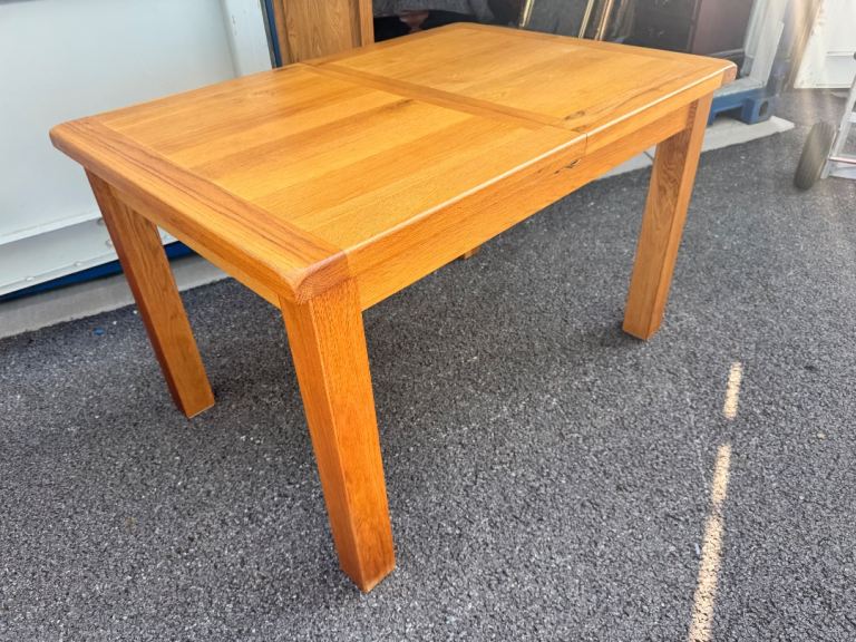Solid oak extendable dining table possible Delivery 