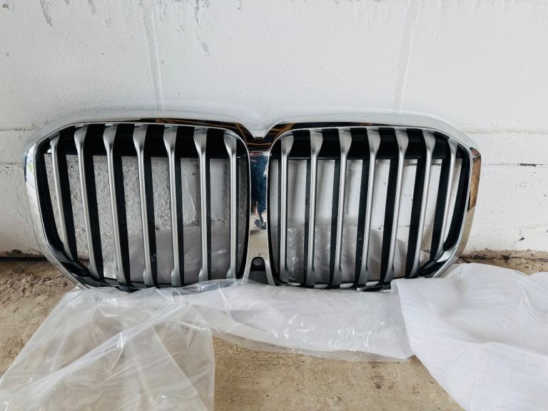 Genuine 2019 BMW X7 front kidney grill in excellent condition 