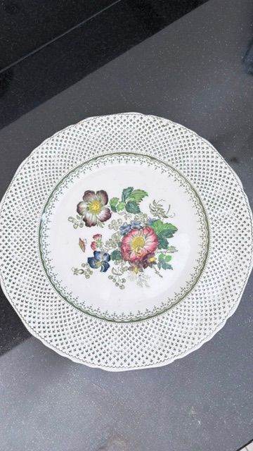 Set of 3 Vintage Floral Patterned Plates – in excellent condition