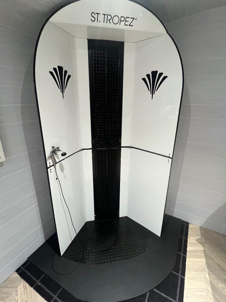St Tropez verso tanning booth 