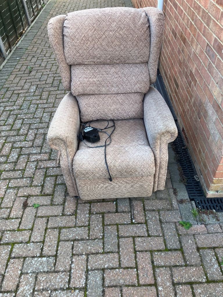 FREE - Electric reclining armchair 