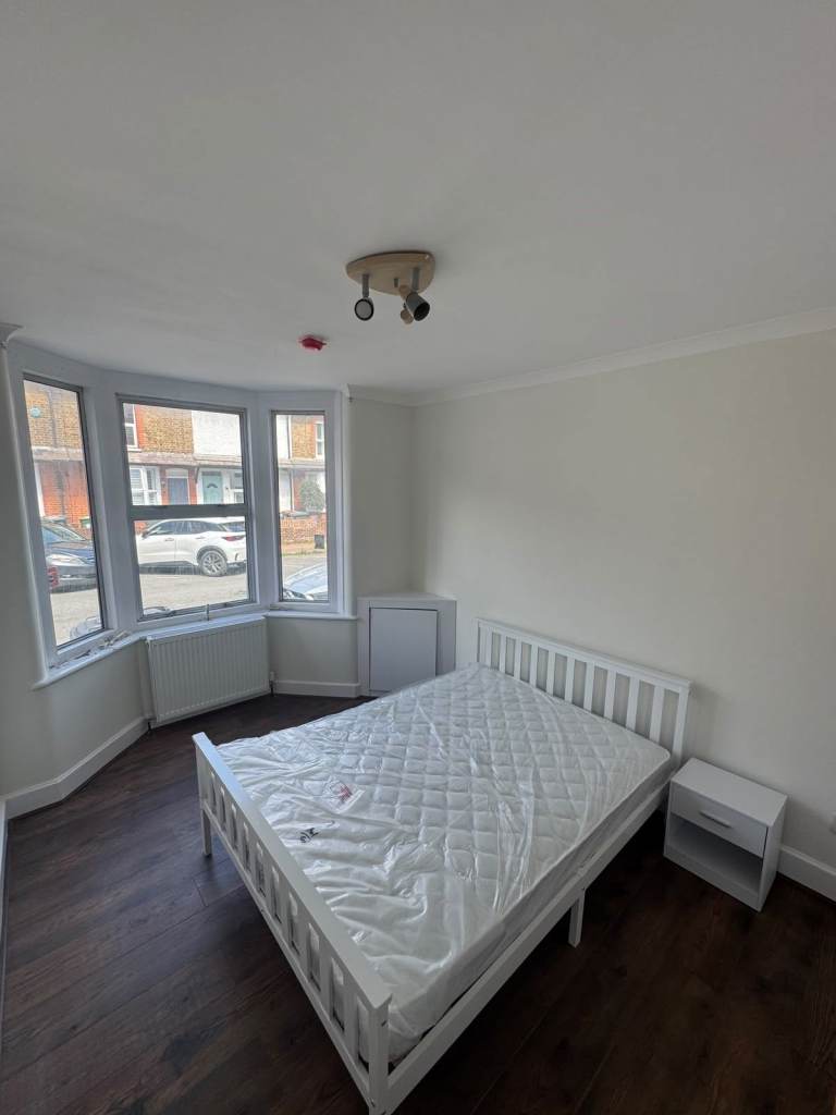 Modern fully furnished en-suite double room in a newly decorated house share