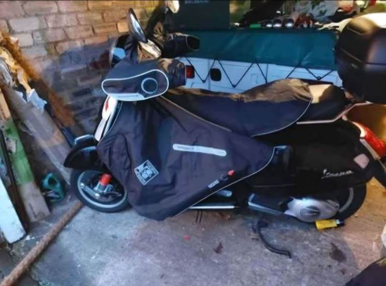 Tucano urbano vespa gts leg cover and muffs. Thermoscud.