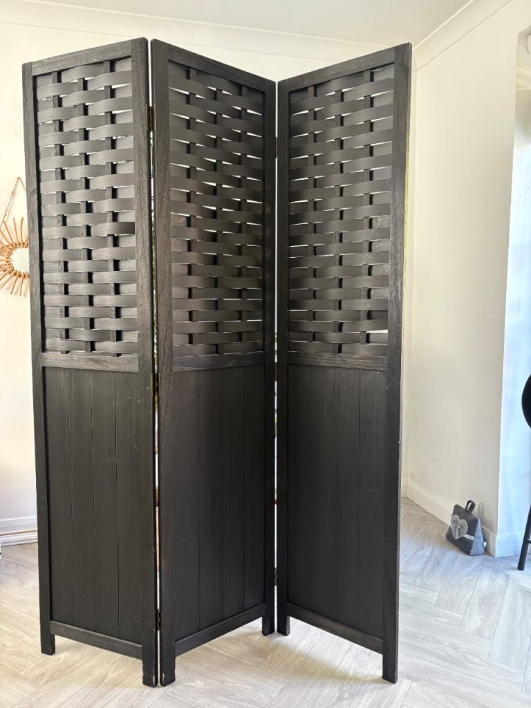Lovely Black Wooden Room Divider – Excellent Condition