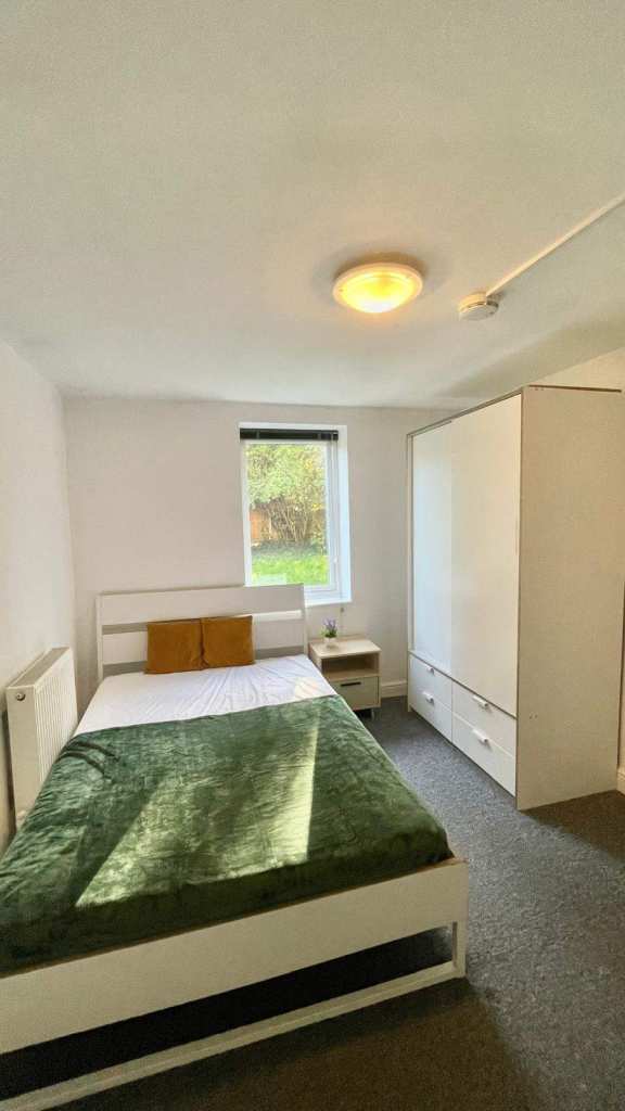 Spacious Double rooms next to Supermarket