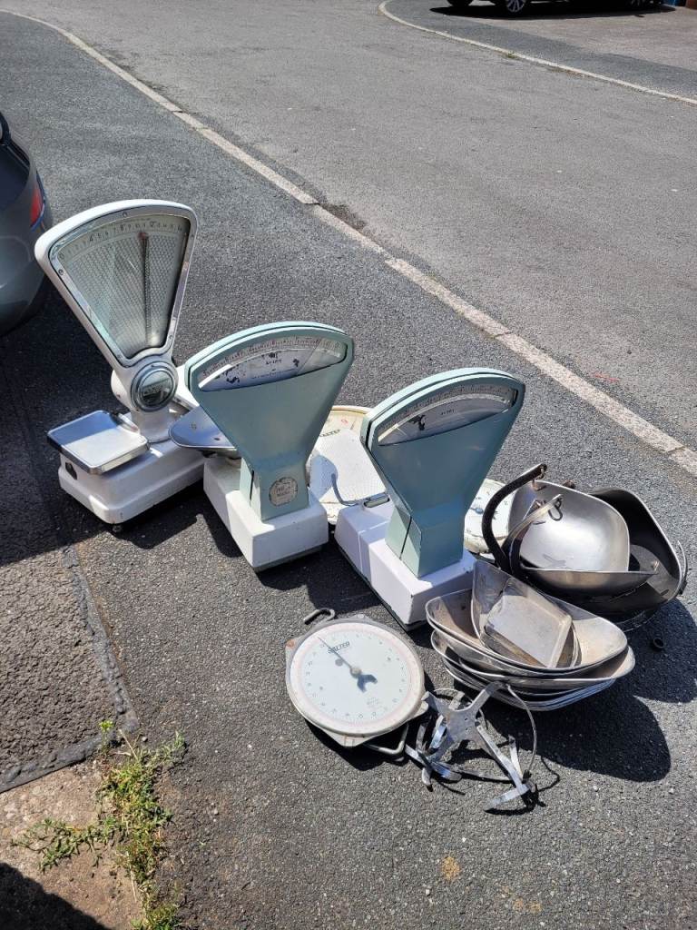 Vintage Kitchen Scales & Assorted Bowls - Job Lot