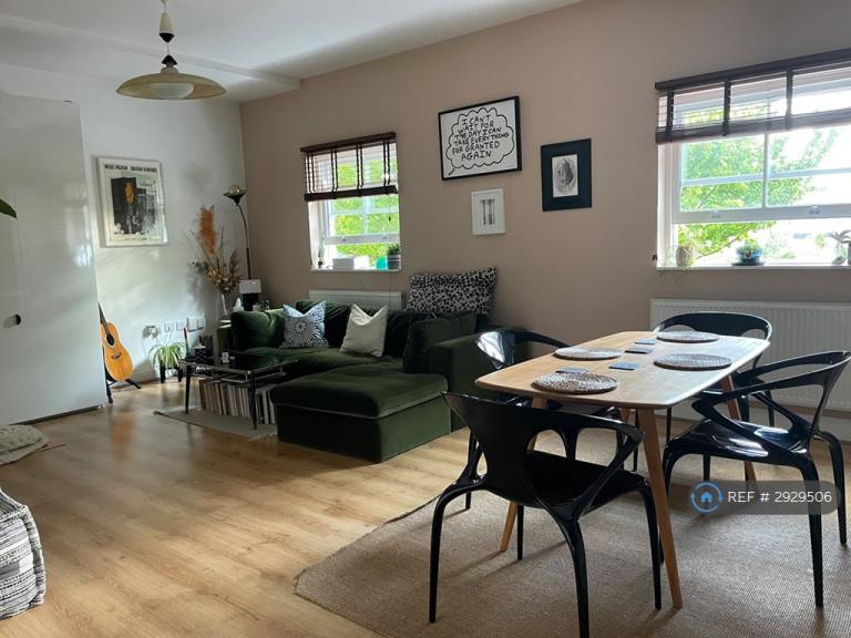 1 bedroom flat in Capworth Street, London, E10 (1 bed) (#2929506)