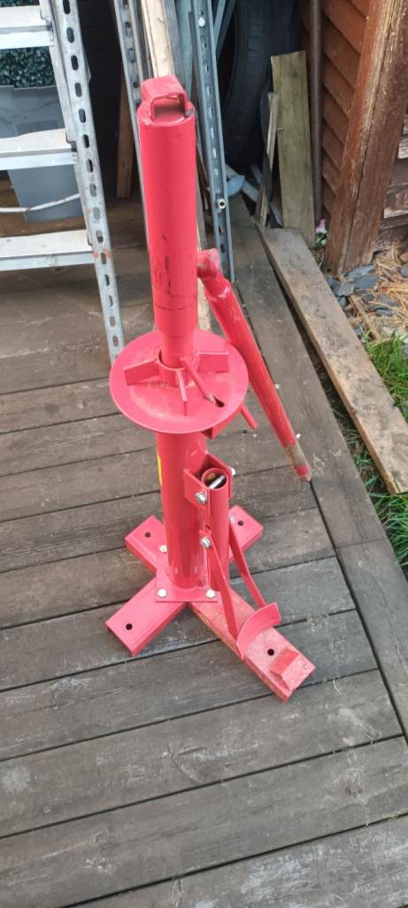 TYRE CHANGER.