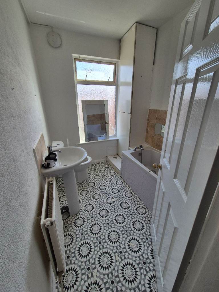 3 bedroom property off York Road close to city centre