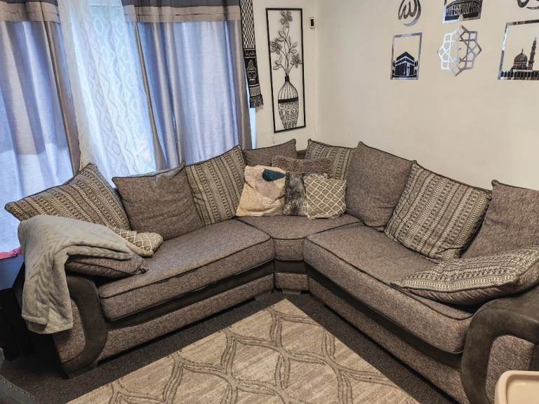 Grey corner Sofa -£180"  BARGAIN"