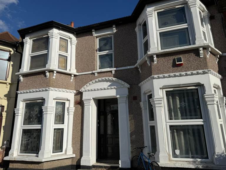 Spacious 2-bedroom flat for rent at Norfolk Road, Ilford, IG3 8.