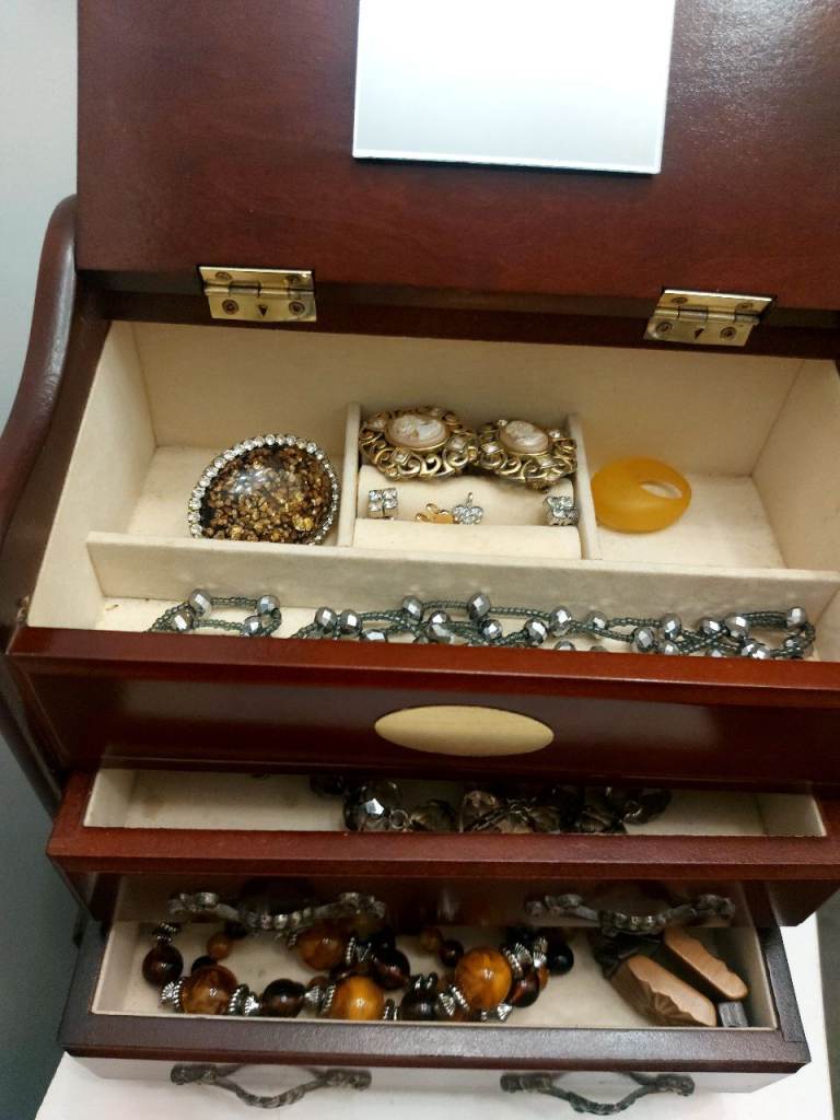 Mahagony Vintate Wooden Jewellery Box Mirrored Music Box  Including  Jewelries 