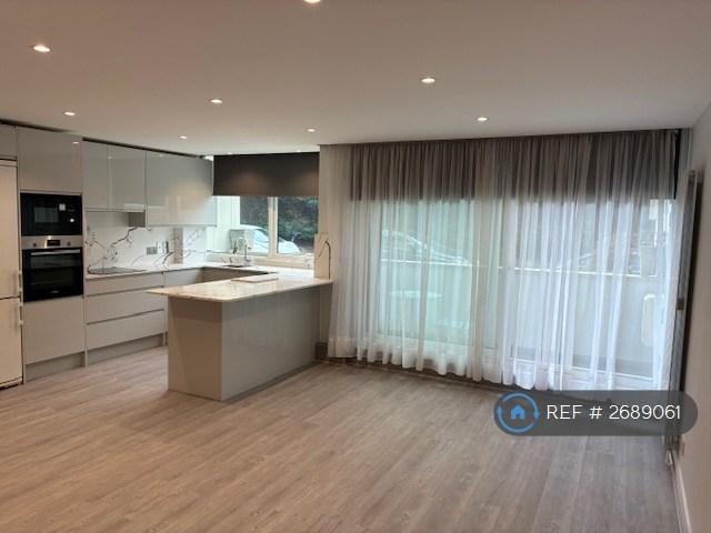 2 bedroom flat in Hendon Hall Court, London, NW4 (2 bed) (#2689061)