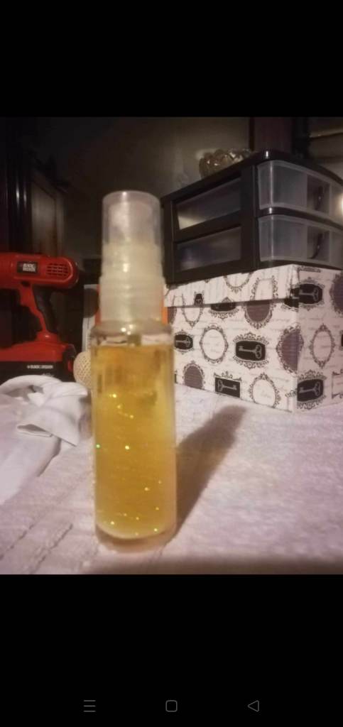 Perfume with glitter 