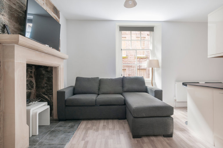 Spectacular, modern, 4 bedroom, 5 person HMO flat in Old Town – available June