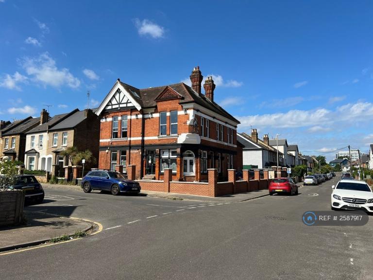 1 bedroom in Glenthorne Road, Kingston Upon Thames, KT1 (#2587917)