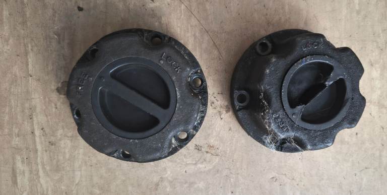 Pair of Suzuki Vitara manual locking hubs