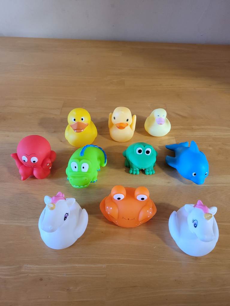 10 x different version/animal rubber ducks. Good condition.