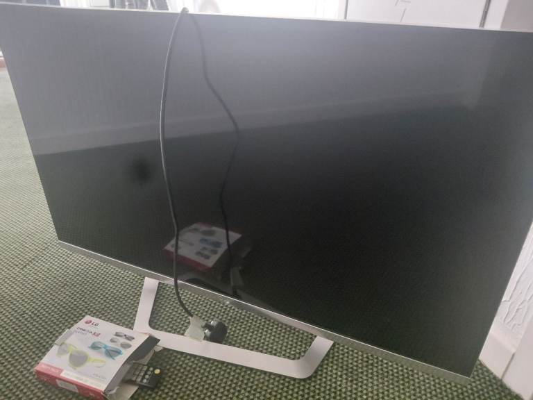 LG Smart TV with Remote and Stand – Good Condition